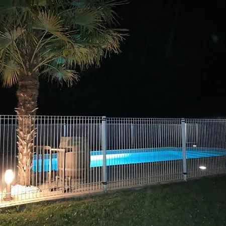 Des Combes Blanches Avec Piscine *