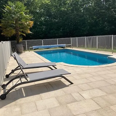 Des Combes Blanches Avec Piscine Holiday home *